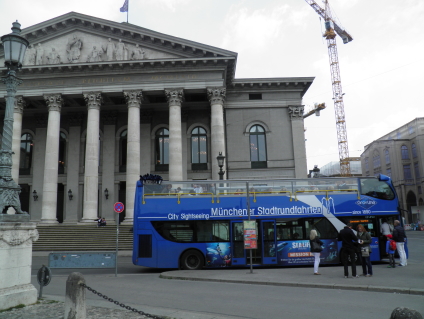 レジデンツの広場とグランドサークルのバス